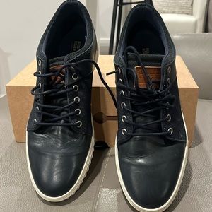 Very stylish pair of Bull Boxer shoes loafers in Navy. Size 13.  Don’t miss out!